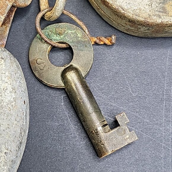 Vintage CPR Railroad Locks Made In Canada With Chains And Key READ - Picture 4 of 11